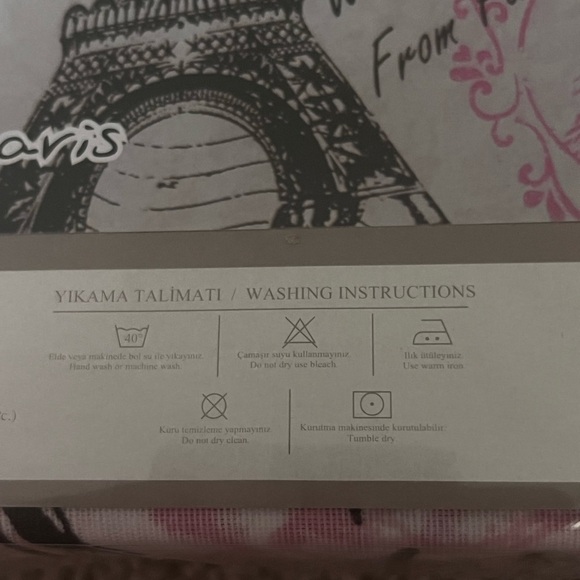 Chic White and Pink Duvet Cover with Eiffel Tower Design - Picture 5 of 7